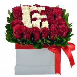 Kişiye Özel Kutuda Kırmızı Güller Beyaz Güller Harf Tasarım